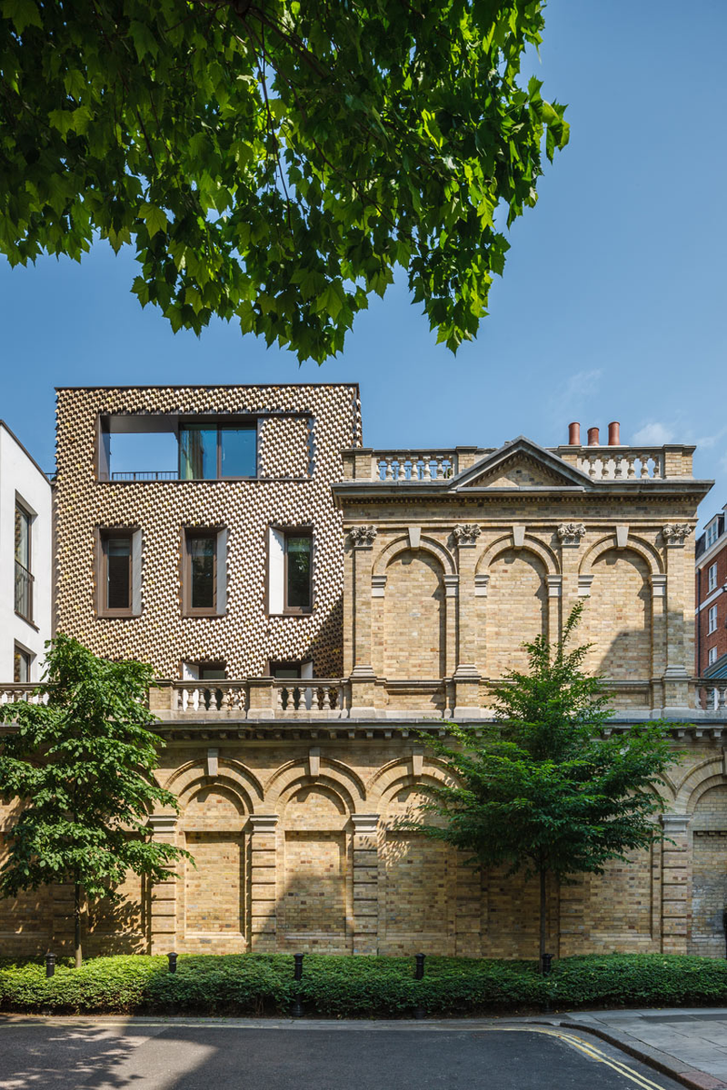 Illustration for article titled Aluminum Leaves Give This London House a Groovy Geometric Facade